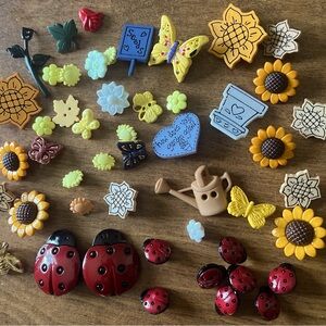 Variety garden themed Buttons ladybug bees
